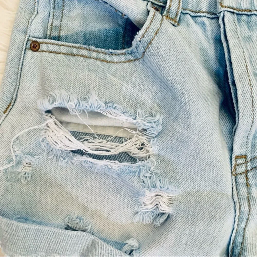 Forever 21 Light Wash Blue Denim Distressed Shorts Size 24 - Picture 3 of 11